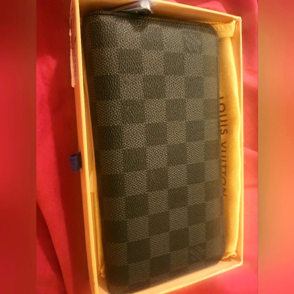 Louis Vuitton Zip wallet